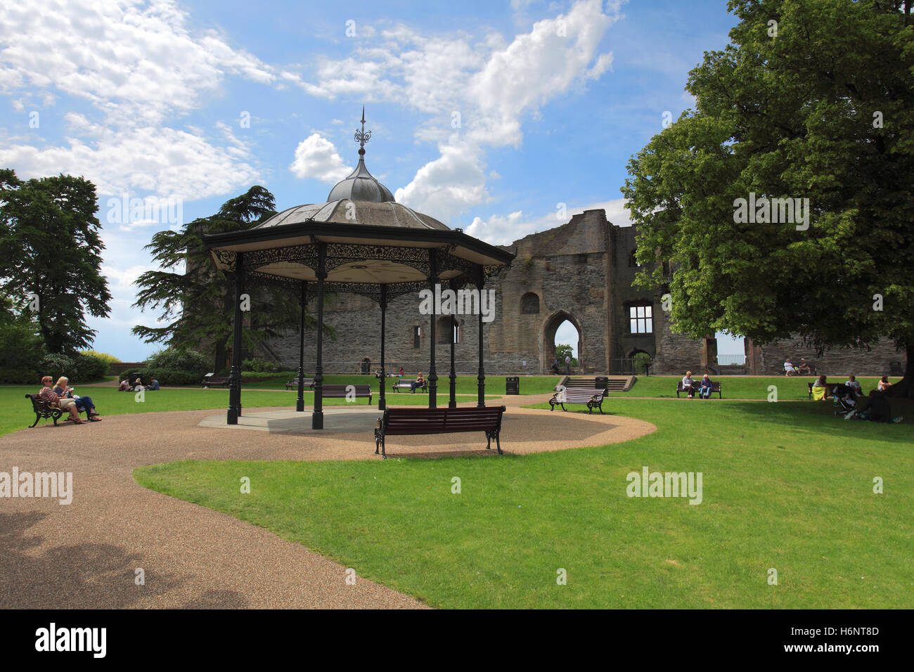 Le persone al palco per spettacoli in Newark Castle, Newark on Trent, Nottinghamshire, Gran Bretagna, Regno Unito Foto Stock