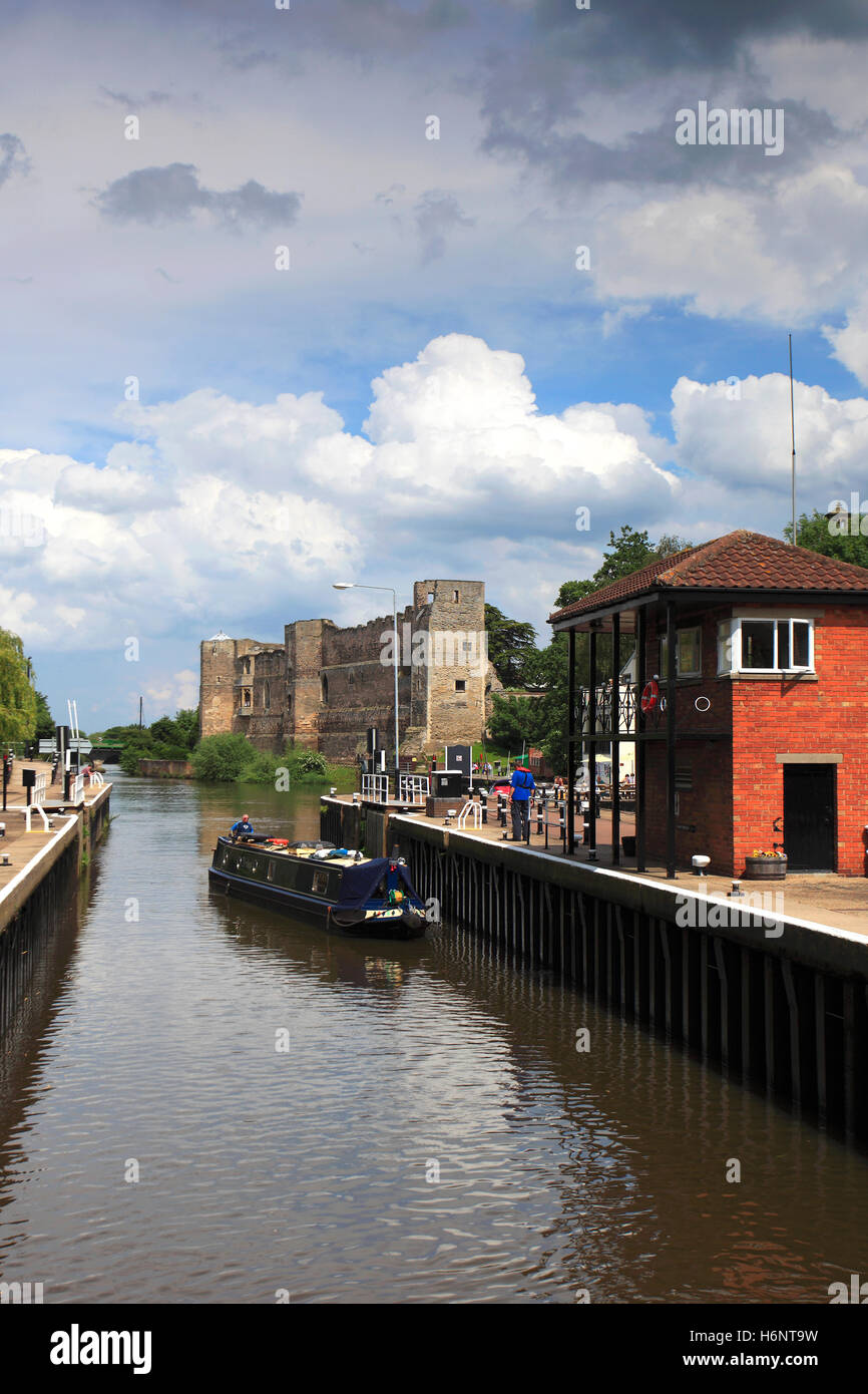 Barche passando Newark Castle, fiume Trent, Newark on Trent, Nottinghamshire, Gran Bretagna, Regno Unito Foto Stock