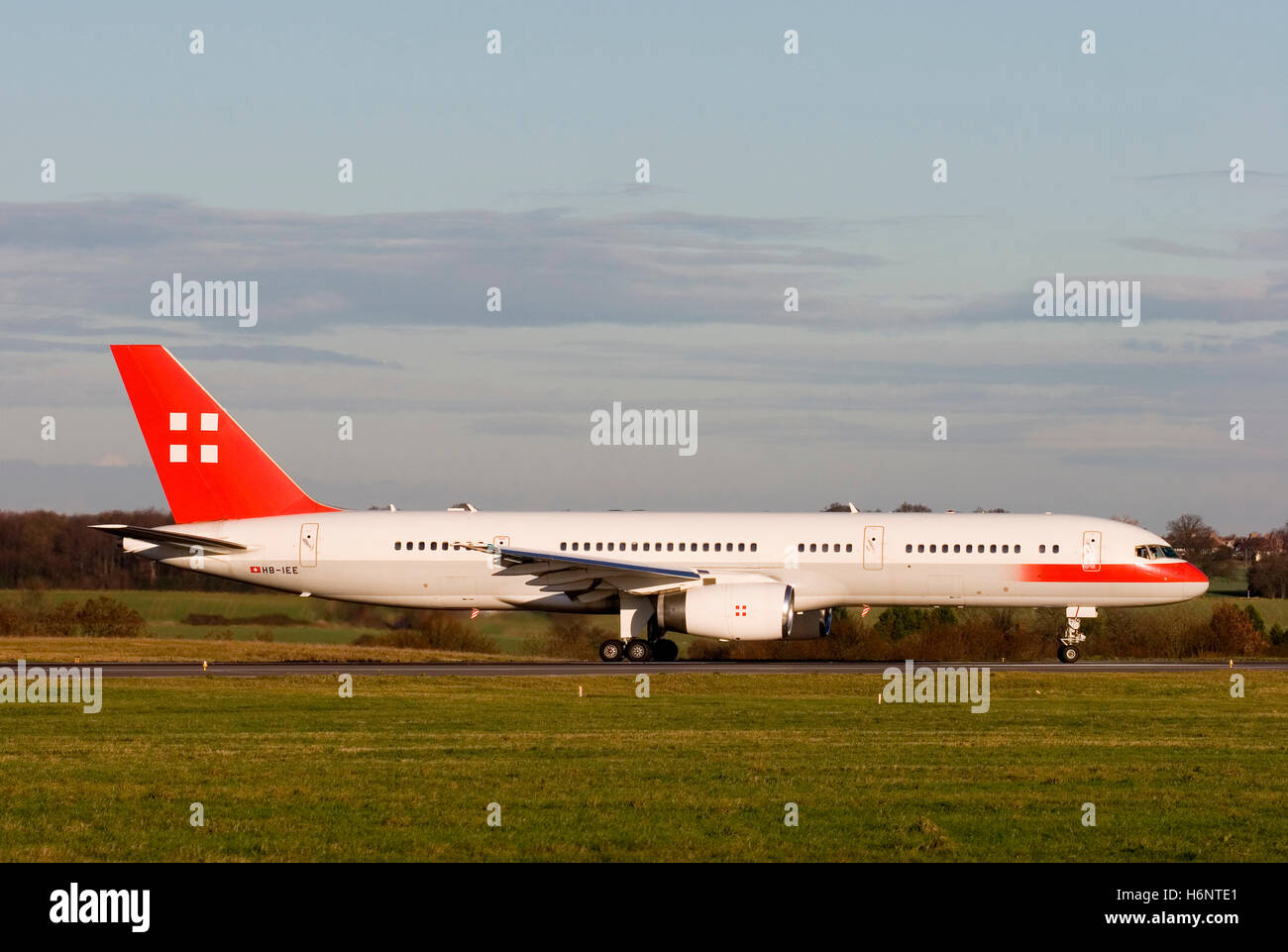 HB-IEE PrivatAir Boeing 757-23un rullaggio a Londra Luton. 17 dicembre 2006. Foto Stock