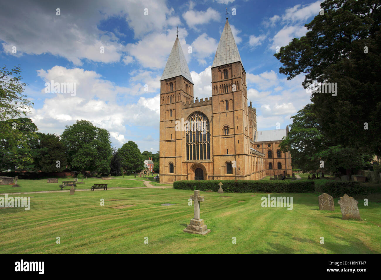 Colori di Primavera, Southwell Minster, Southwell città mercato, Nottinghamshire, England, Regno Unito Foto Stock