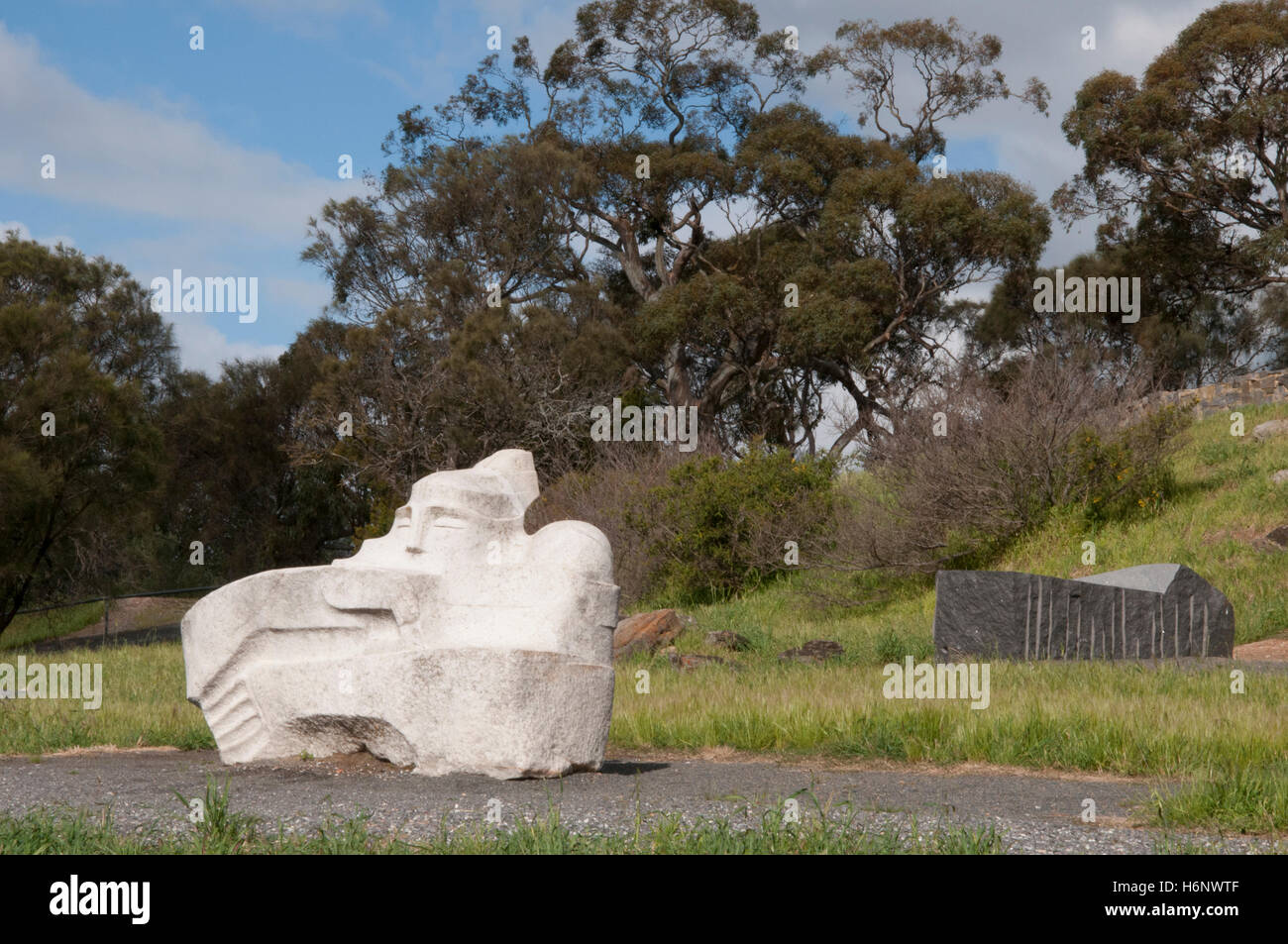 La contemplazione (Christiane Giraud, 1988) (L) a Barossa Sculpture Park (1988), la Barossa Valley, Sud Australia Foto Stock