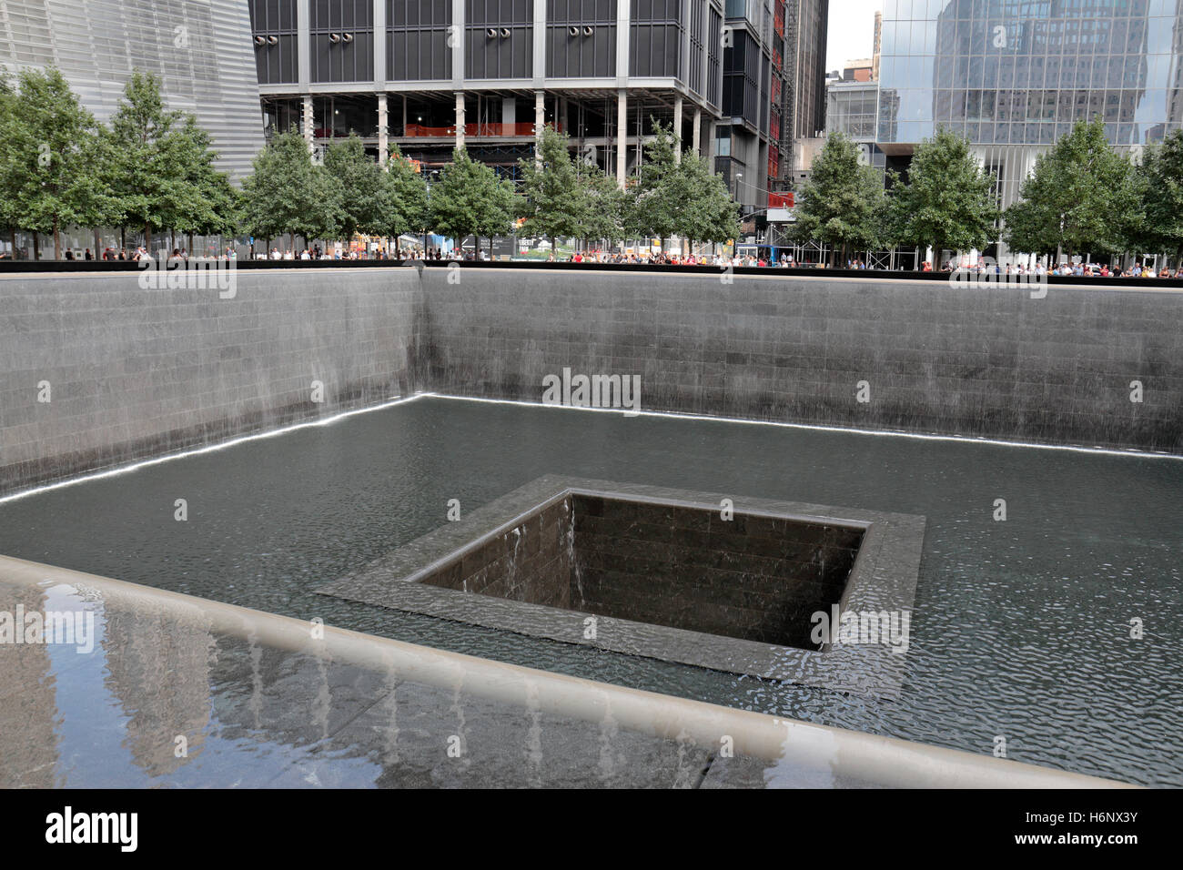 Una delle piscine che comprendono il National September 11 Memorial, Manhattan, New York, Stati Uniti. Foto Stock