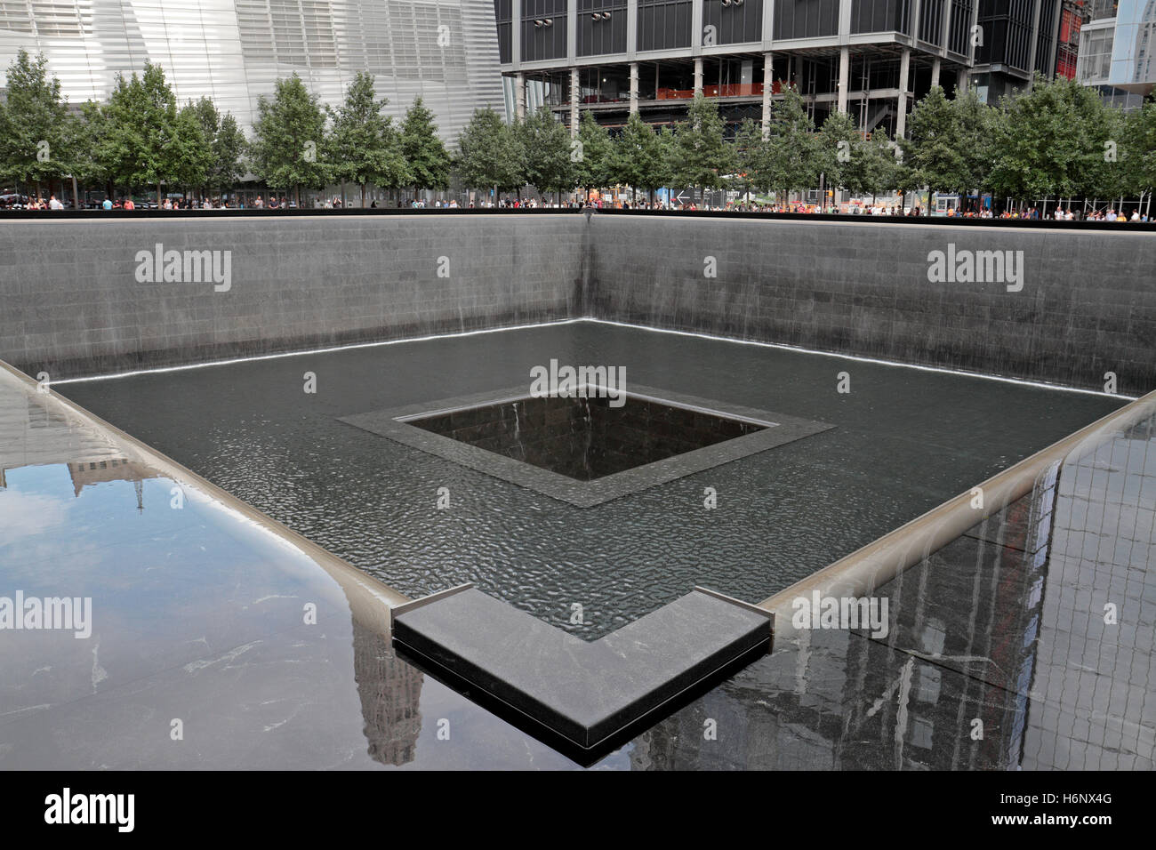 Una delle piscine che comprendono il National September 11 Memorial, Manhattan, New York, Stati Uniti. Foto Stock