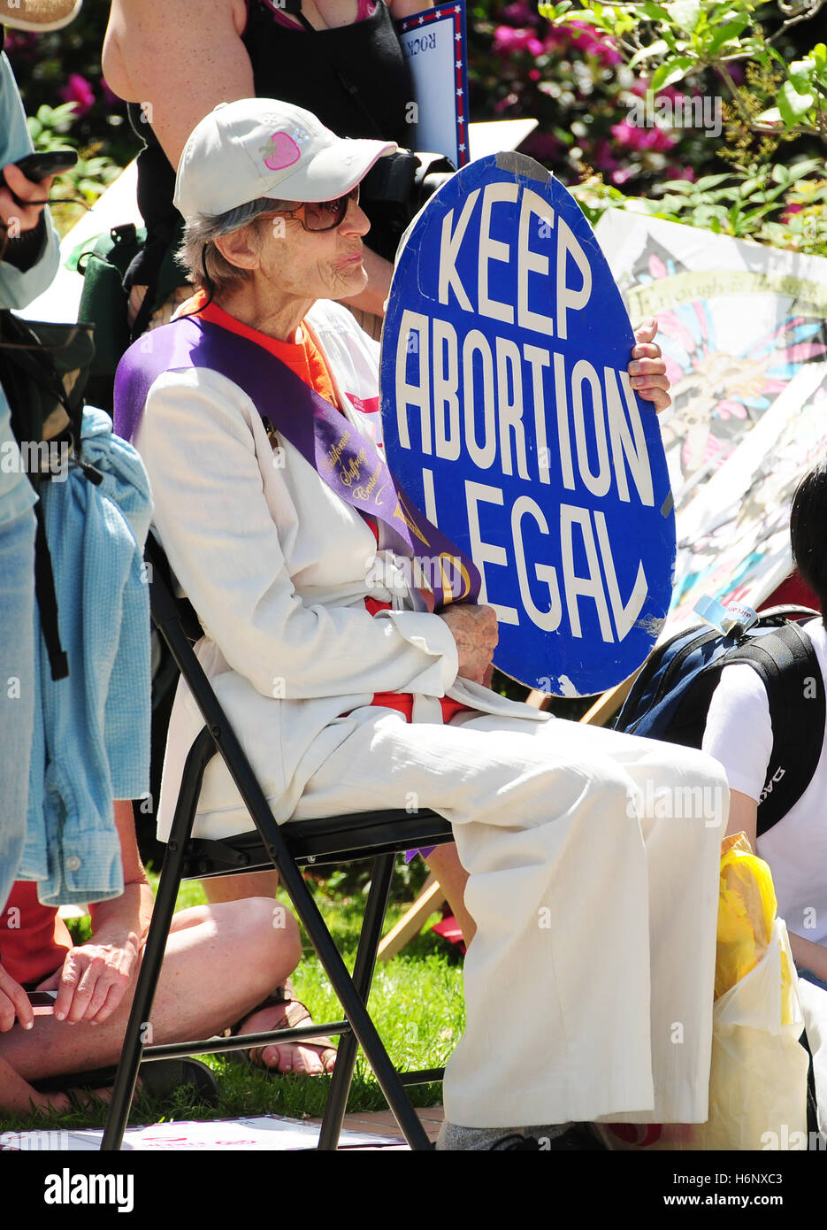 Un donne anziane detiene una lettura del segno "mantenere l'aborto legale' ad una scelta pro protesta per donne al Sacramento State Capitol. Foto Stock