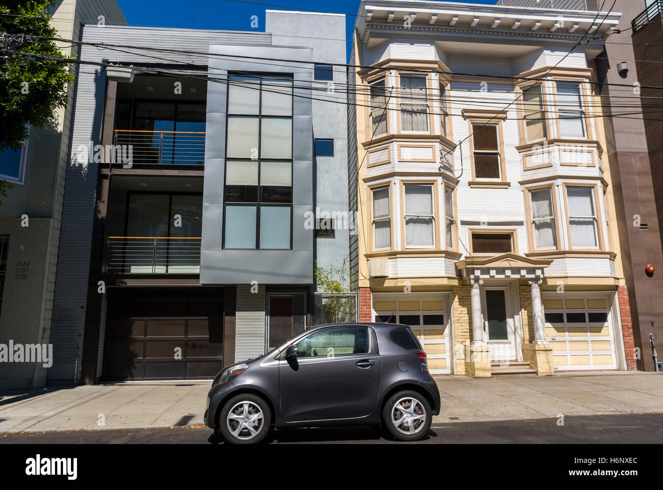 San Francisco, CALIFORNIA, USA, Street Scenes, Victorian Townhouses nel Mission District, Contrast New Old Facades, gentrification [USA] insoliti edifici quartiere Foto Stock