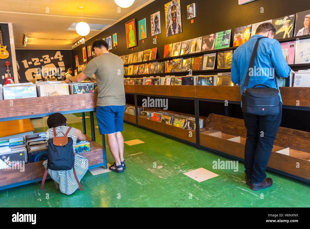 San Francisco, CA, Stati Uniti, Small Group People, uomini, shopping nel Vintage Vinyl Music Records Store, '1234 Go Records', Mission District, negozi di dischi, negozi di musica Foto Stock