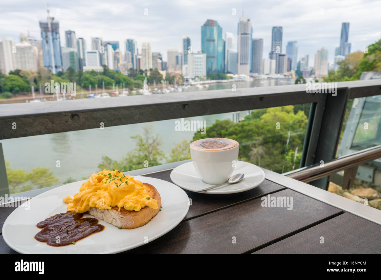 La prima colazione in un caffè con lo sfondo della città Foto Stock