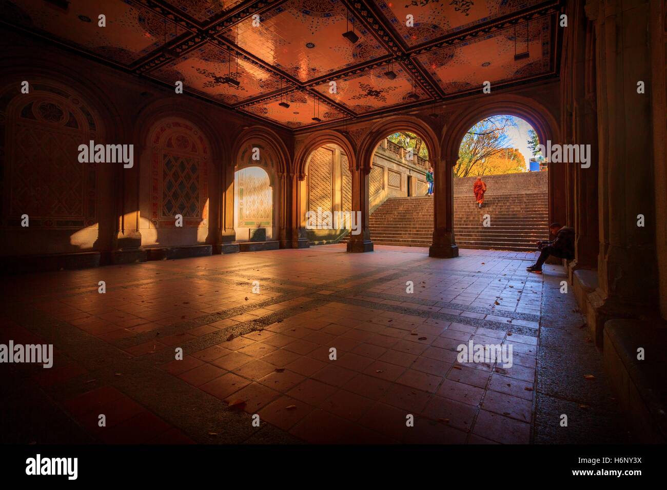 Un monaco buddista passeggiate su per le scale fino al terrazzo Bethesda situato nel Central Park , New York. Foto Stock