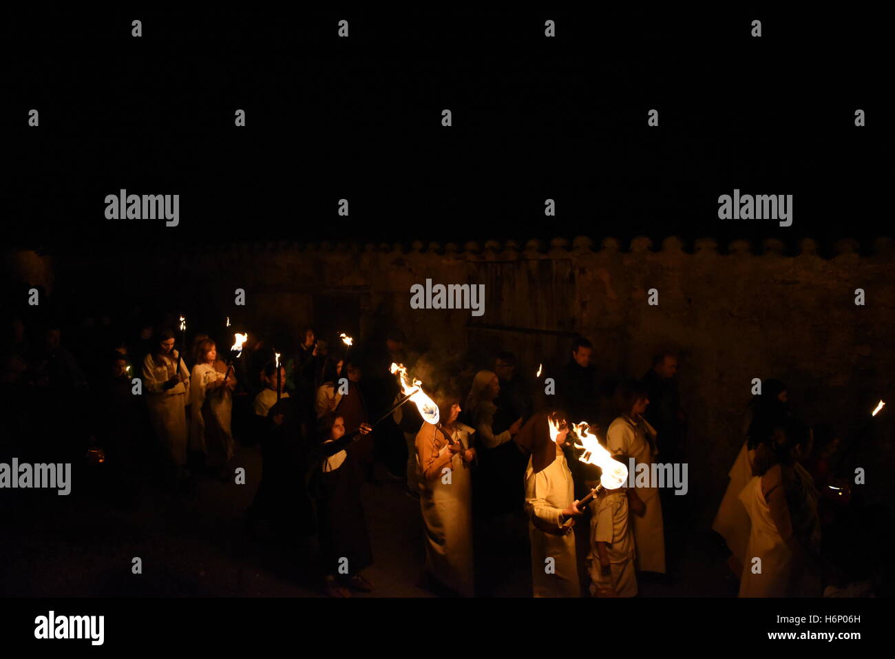 Garray, Spagna. 31 ott 2016. Festaioli tenere fiaccole come sfilano vicino alla antica Celtiberian insediamento di Numantia, famoso per il suo ruolo nella guerra Celtiberian, in Soria, nel nord della Spagna. Credito: Jorge Sanz/Pacific Press/Alamy Live News Foto Stock