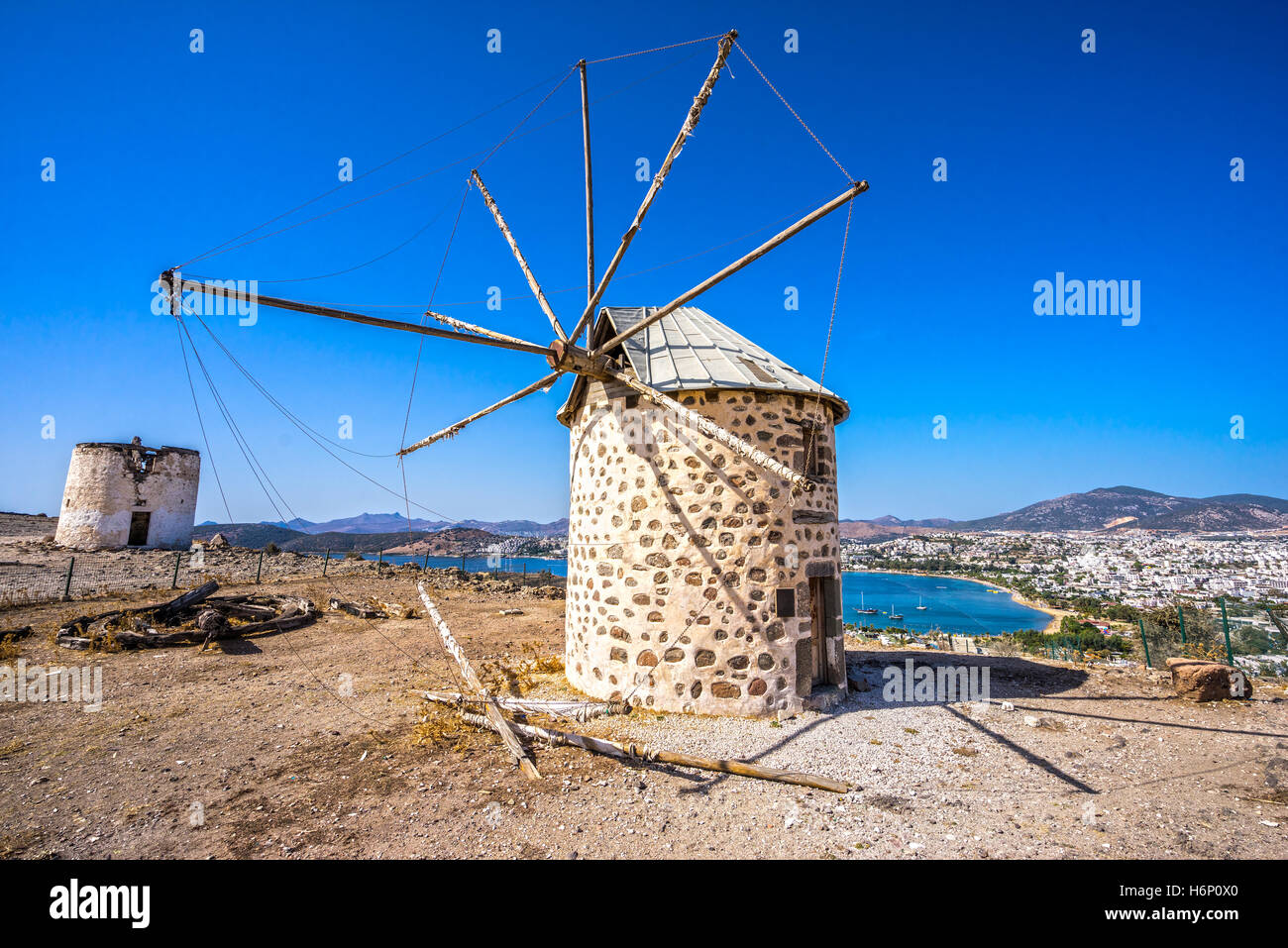 Vista di Bodrum Gumbet e vecchi mulini a vento, Turchia Foto Stock