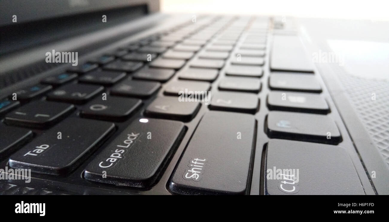 Close-up di caps lock,shift,premere i tasti di comando sulla tastiera del notebook Foto Stock