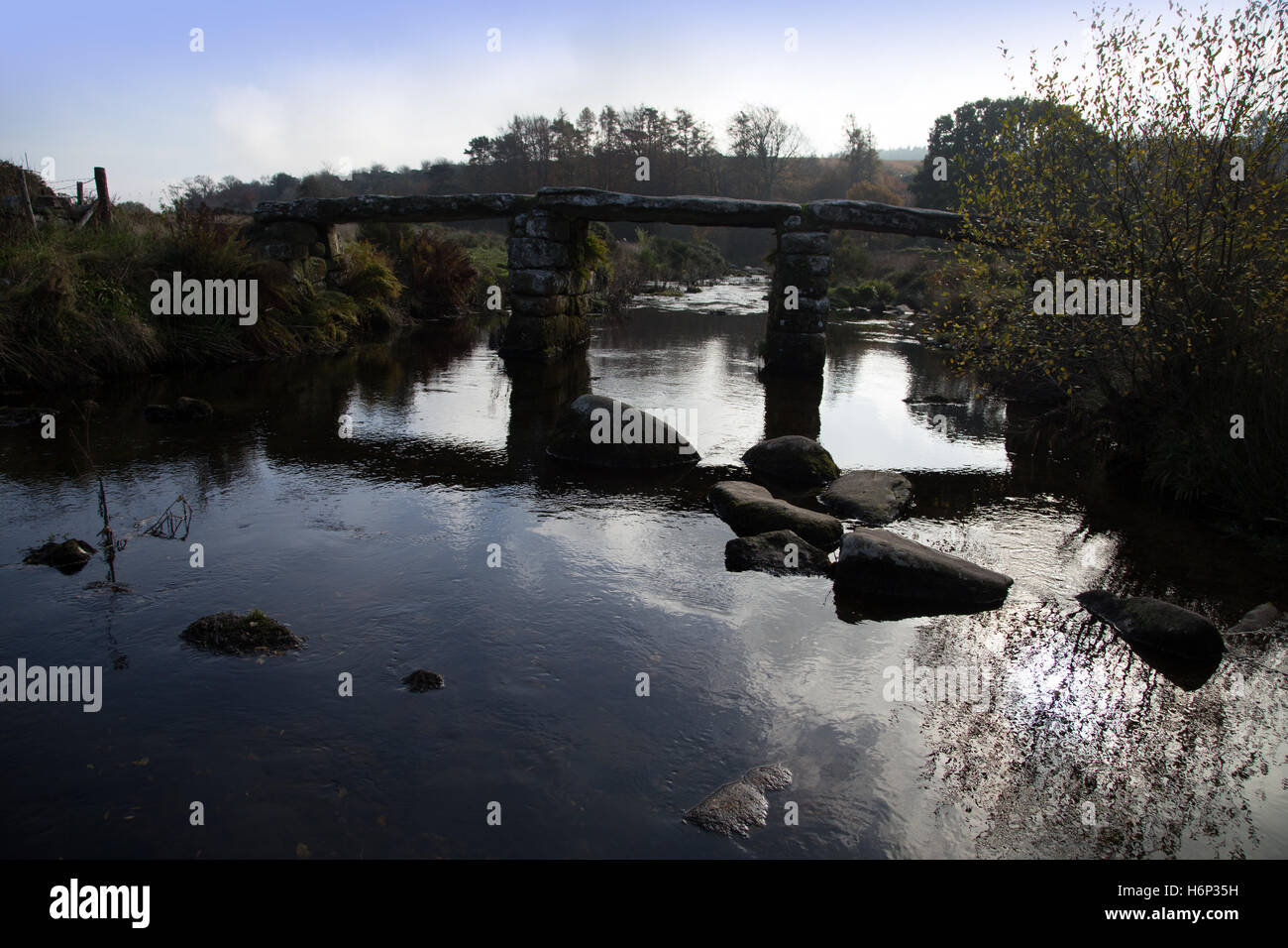 Il battaglio antico ponte a Postbridge, su Dartmoor Devon. Costruito13th secolo per abilitare i cavalli per attraversare il est Dart River Foto Stock