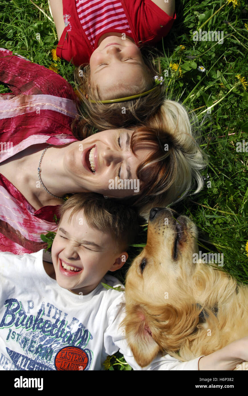 Donna con i bambini nel prato Foto Stock