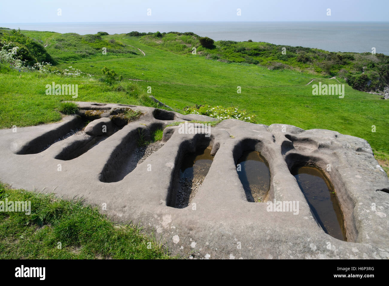 Sei il corpo sagomato di tombe scavate in un affioramento di arenaria adiacente a St Patrick C8th anglosassone di cappella di Heysham carriole. Foto Stock