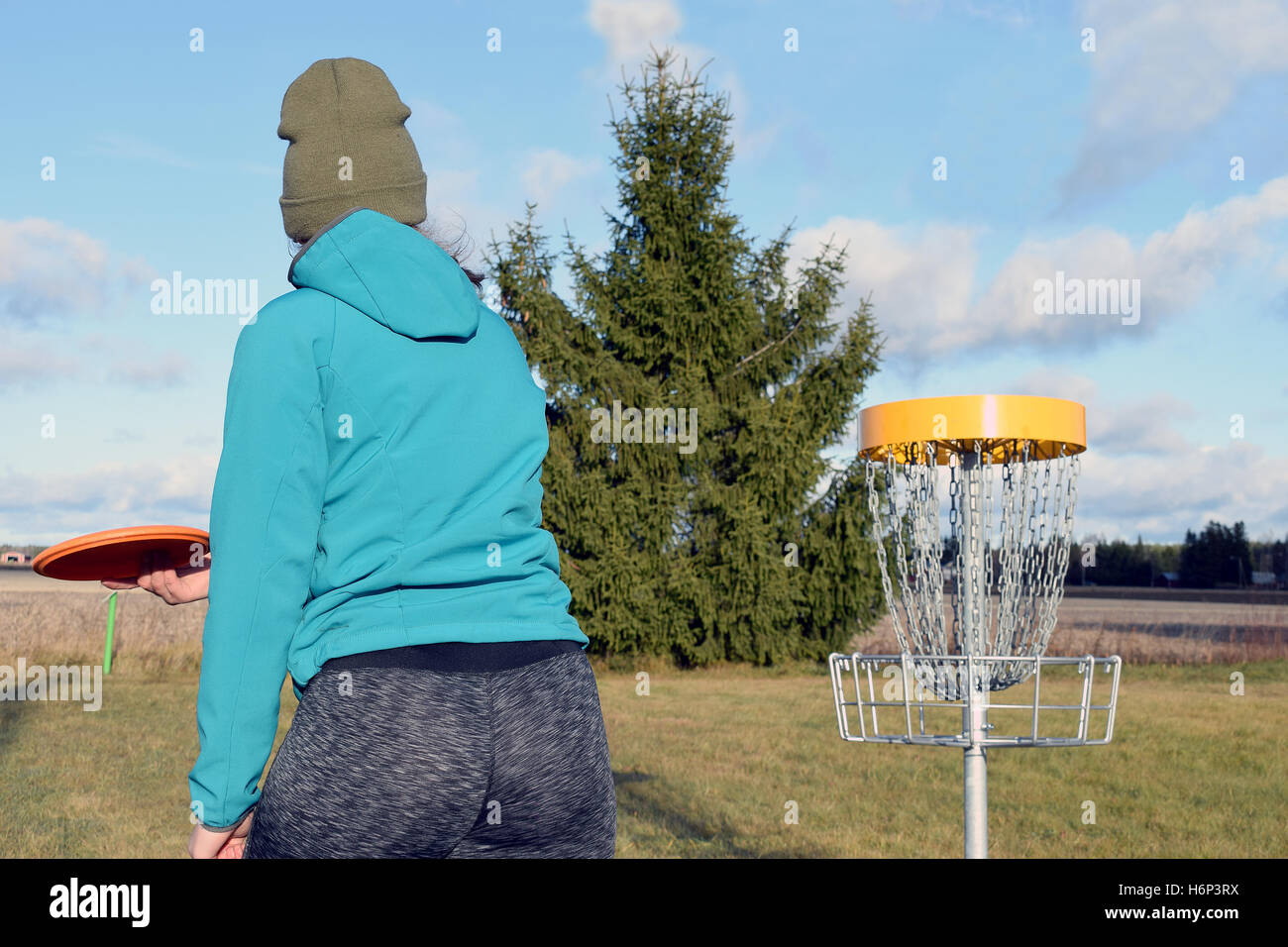 Giovane donna mirando disc golf al bersaglio. Foto Stock