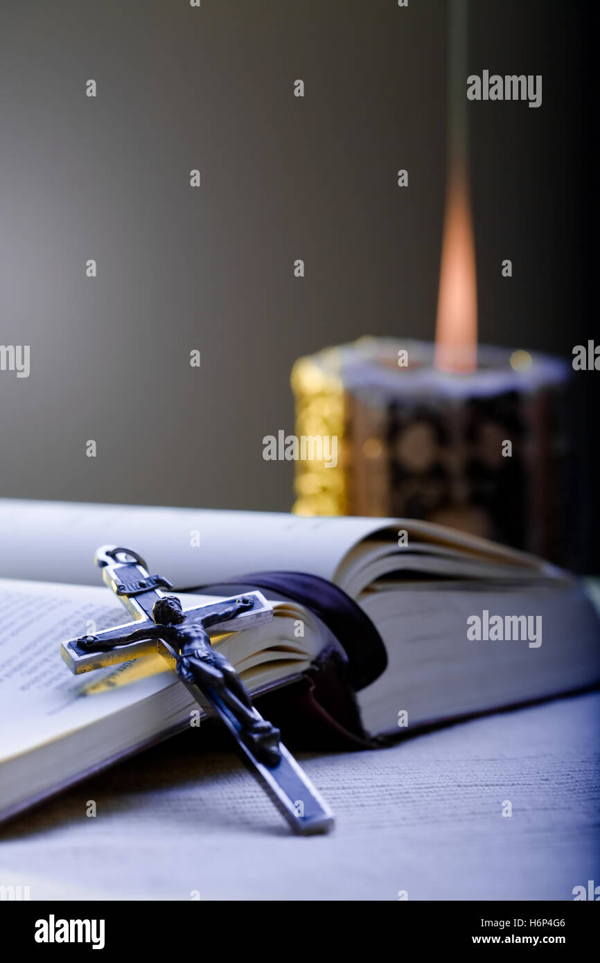 Scopo della religione di convinzioni religiose dio lifestyle cross candela culto chant la Bibbia cattolica santo Crocifisso Signore Cristo cristiana Foto Stock