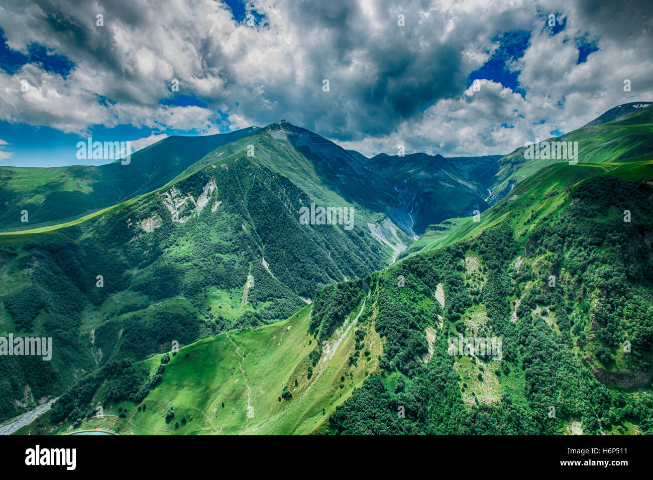 La Georgia montagna paesaggio natura bella estate Kazbegi Foto Stock