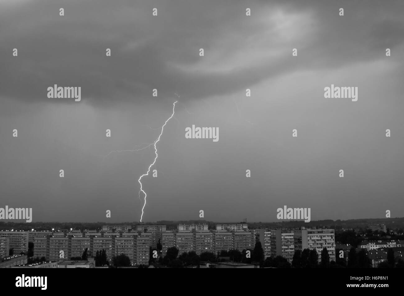 Tuoni e fulmini durante la tempesta Foto Stock