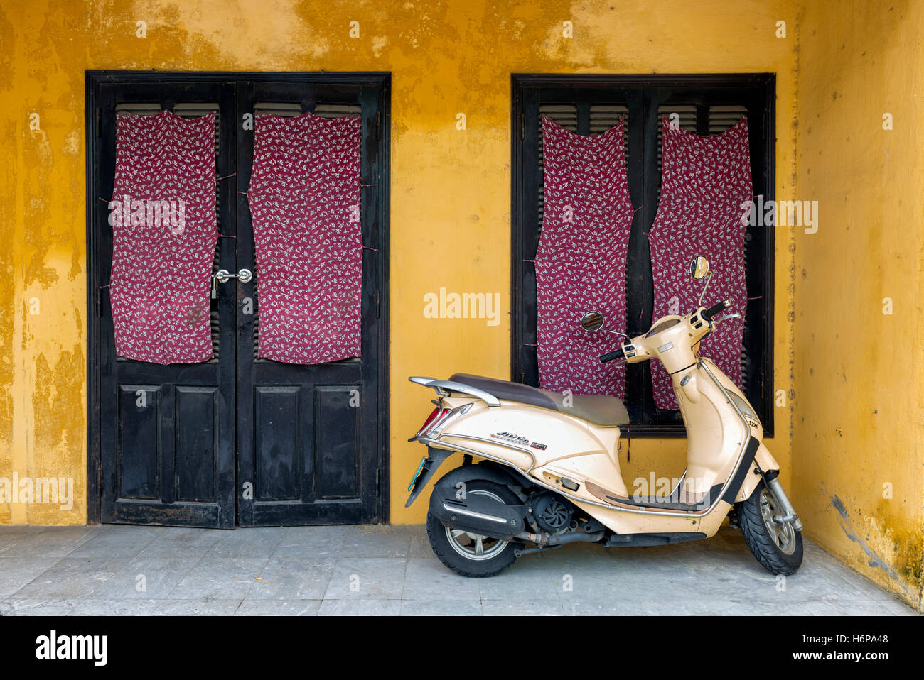Scooter parcheggiato di fronte ad una tradizionale casa vietnamita Foto Stock