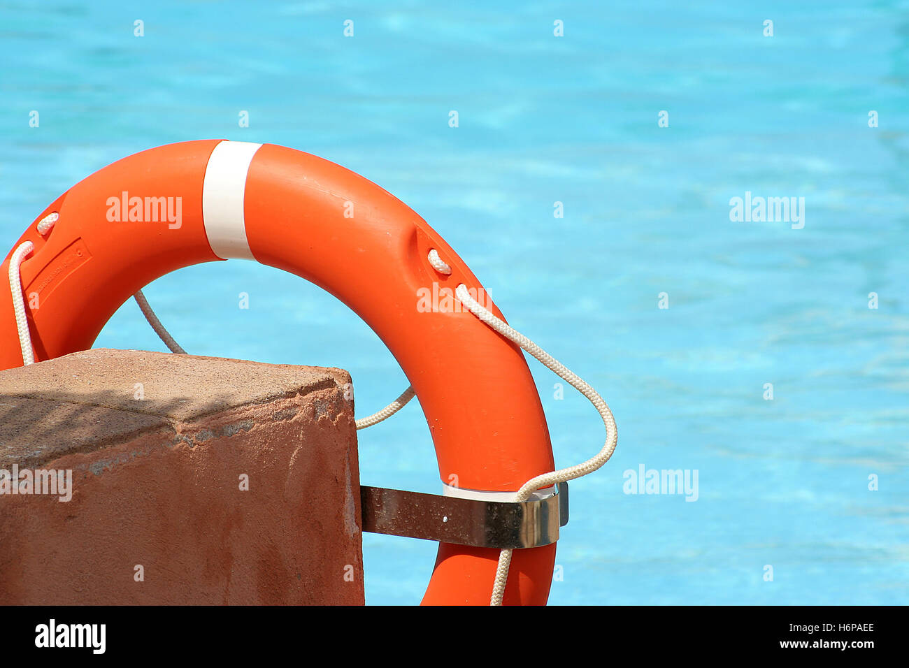 Blu-turchese salva piscina arancione lifebelt affogare i bagni pubblici piscina piscina all'aperto Centro balneare delle acque di balneazione nuoto Foto Stock