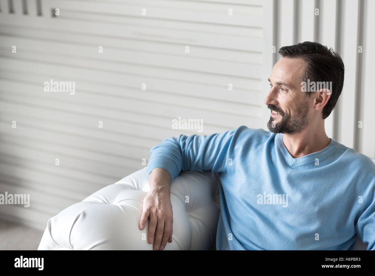 Gioioso uomo barbuto essendo in un ottimo umore Foto Stock