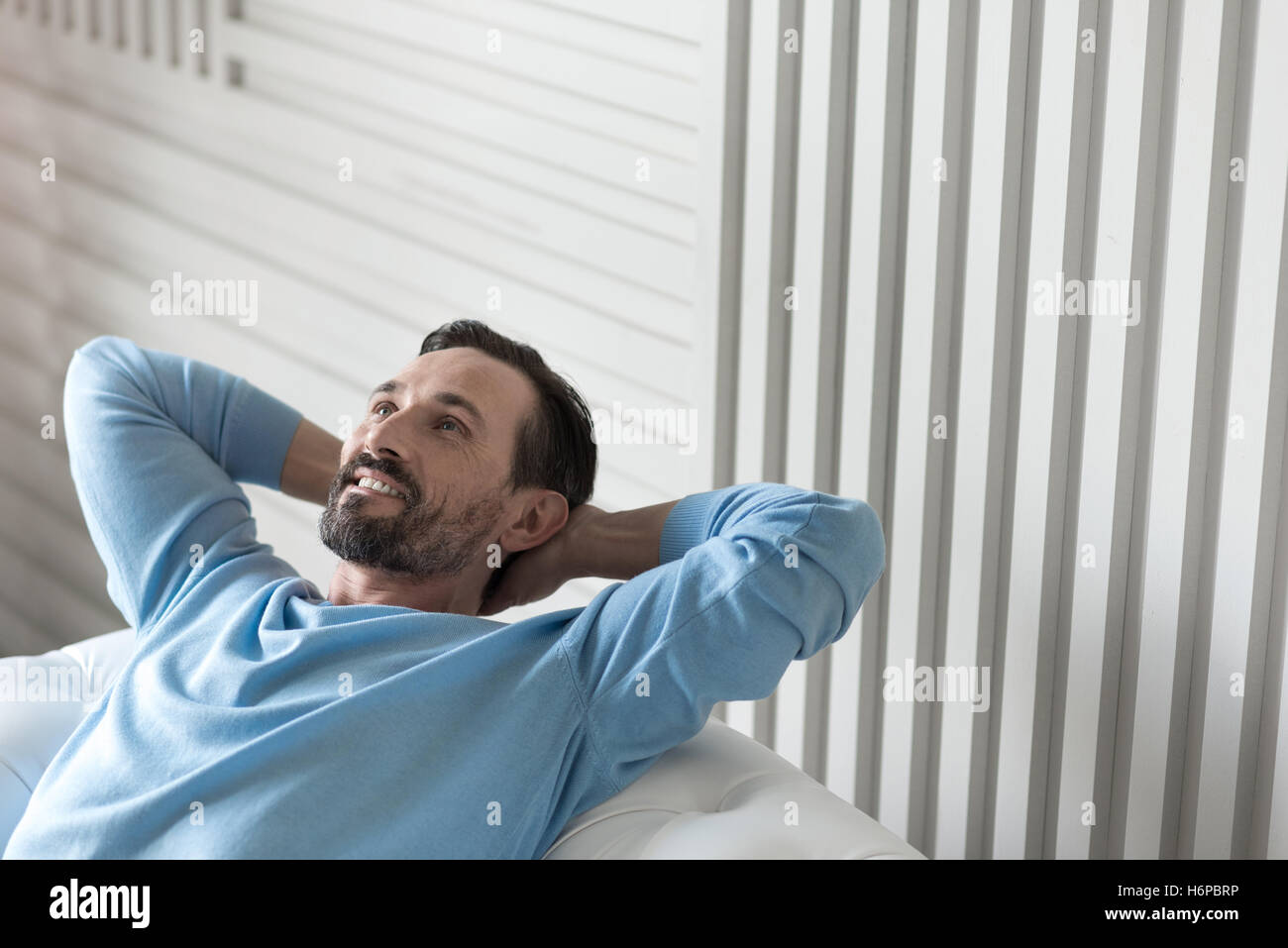 Gioiosa ottimista uomo avente un meraviglioso umore Foto Stock