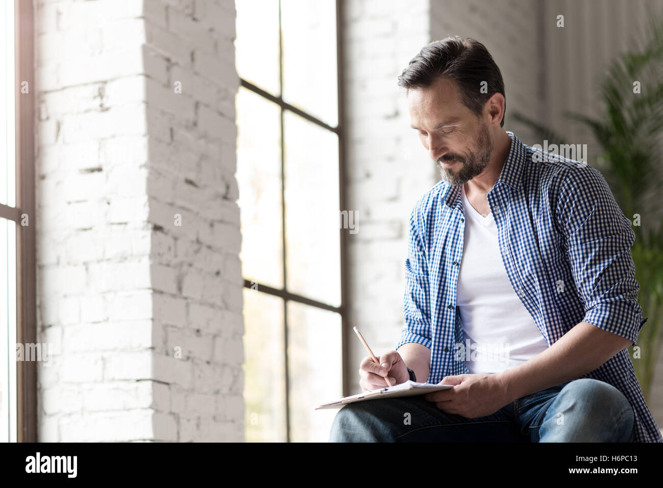 Allegro uomo creativo coinvolti nel disegno Foto Stock