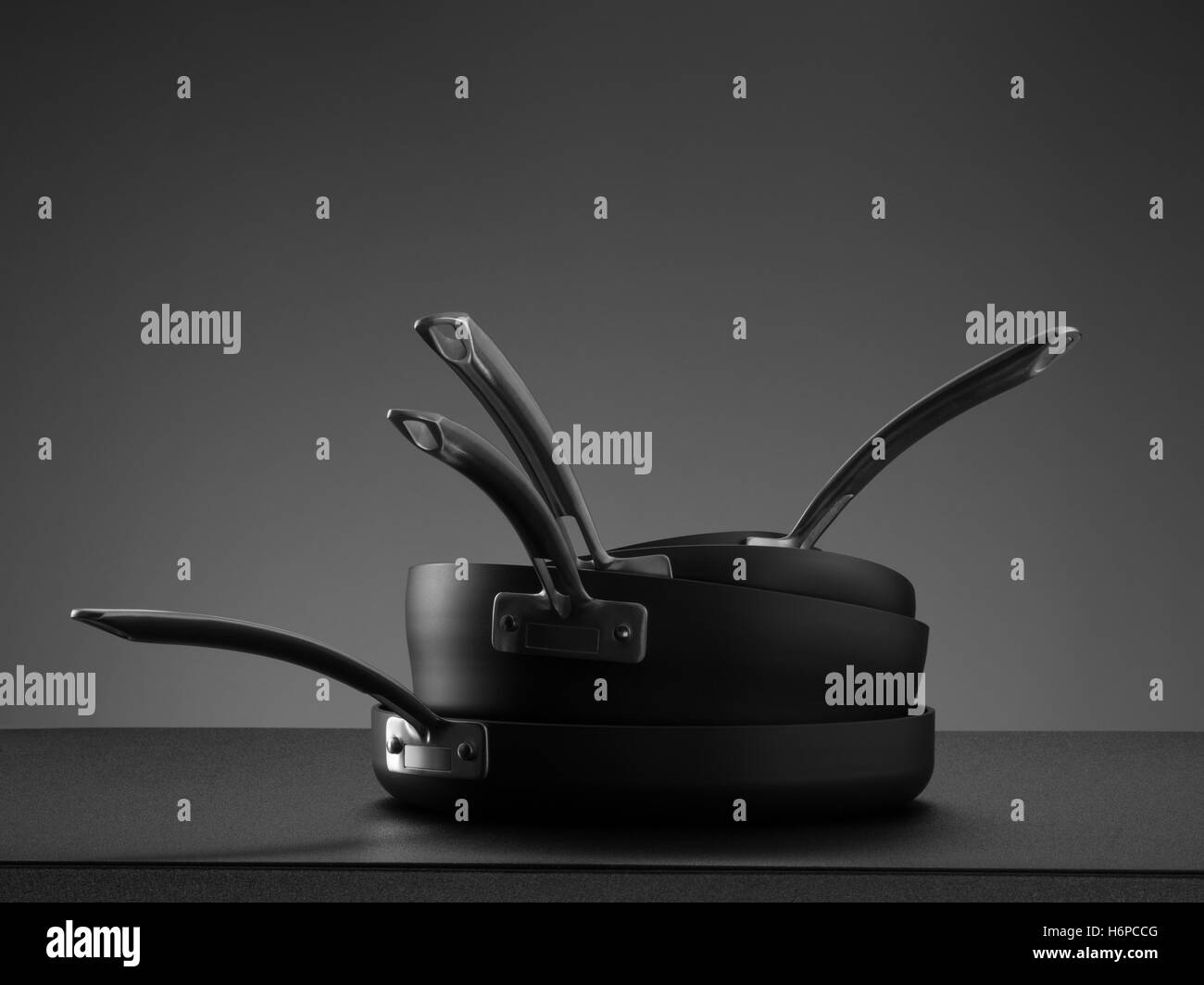 Vista ravvicinata di Nizza pentole impostato sul dorso grigio Foto Stock