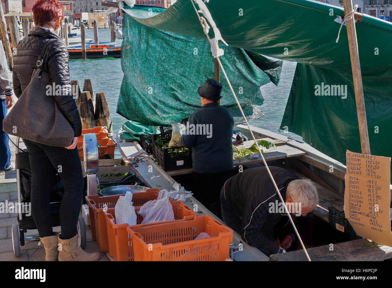 Fruttivendolo Shop su una barca per l'isola di Murano, Venezia, Italia Foto Stock