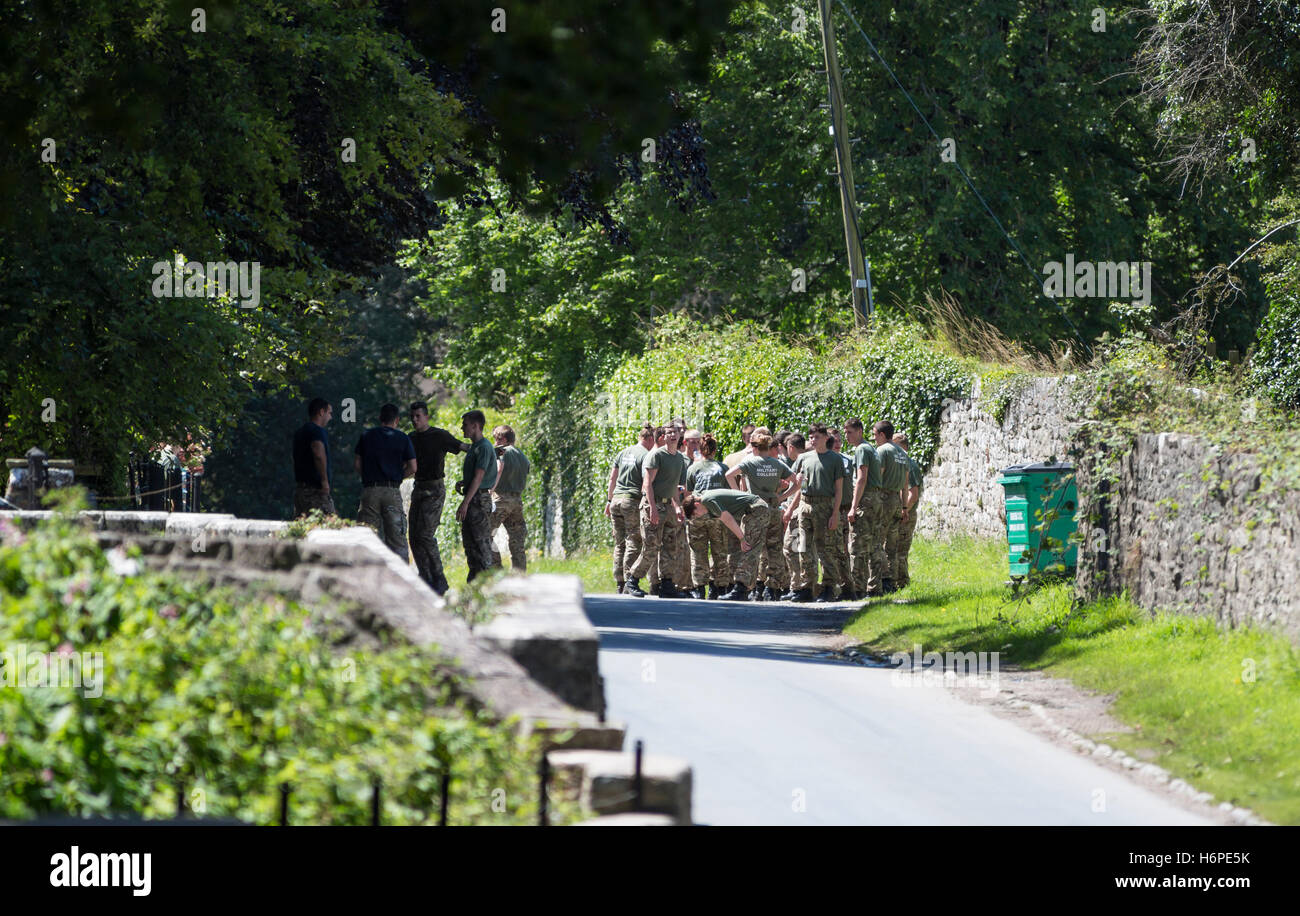 I giovani che mostra il lavoro di squadra e assistenza in materia militare addestramento fisico esercizio Foto Stock