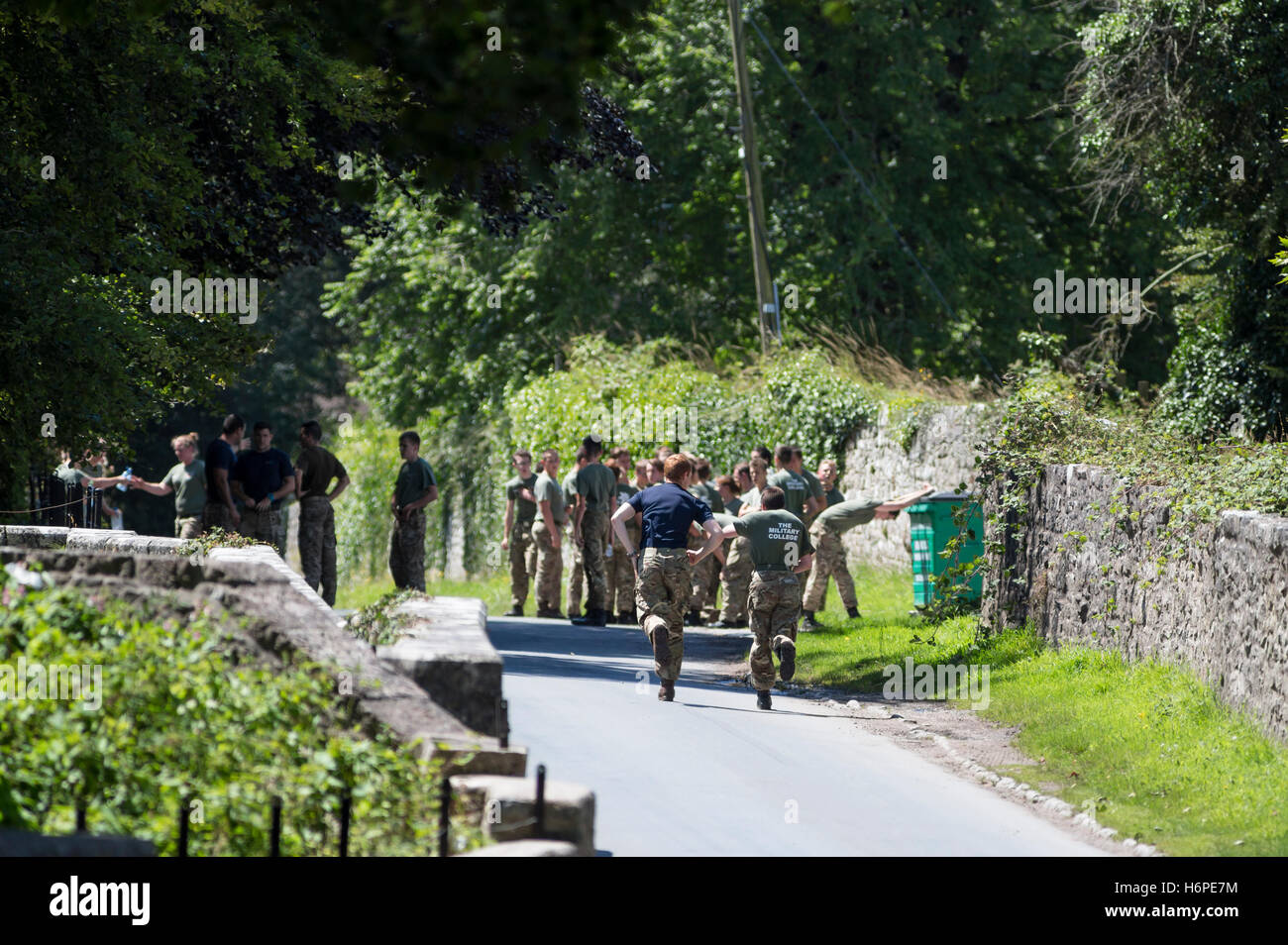 I giovani che mostra il lavoro di squadra e assistenza in materia militare addestramento fisico esercizio Foto Stock