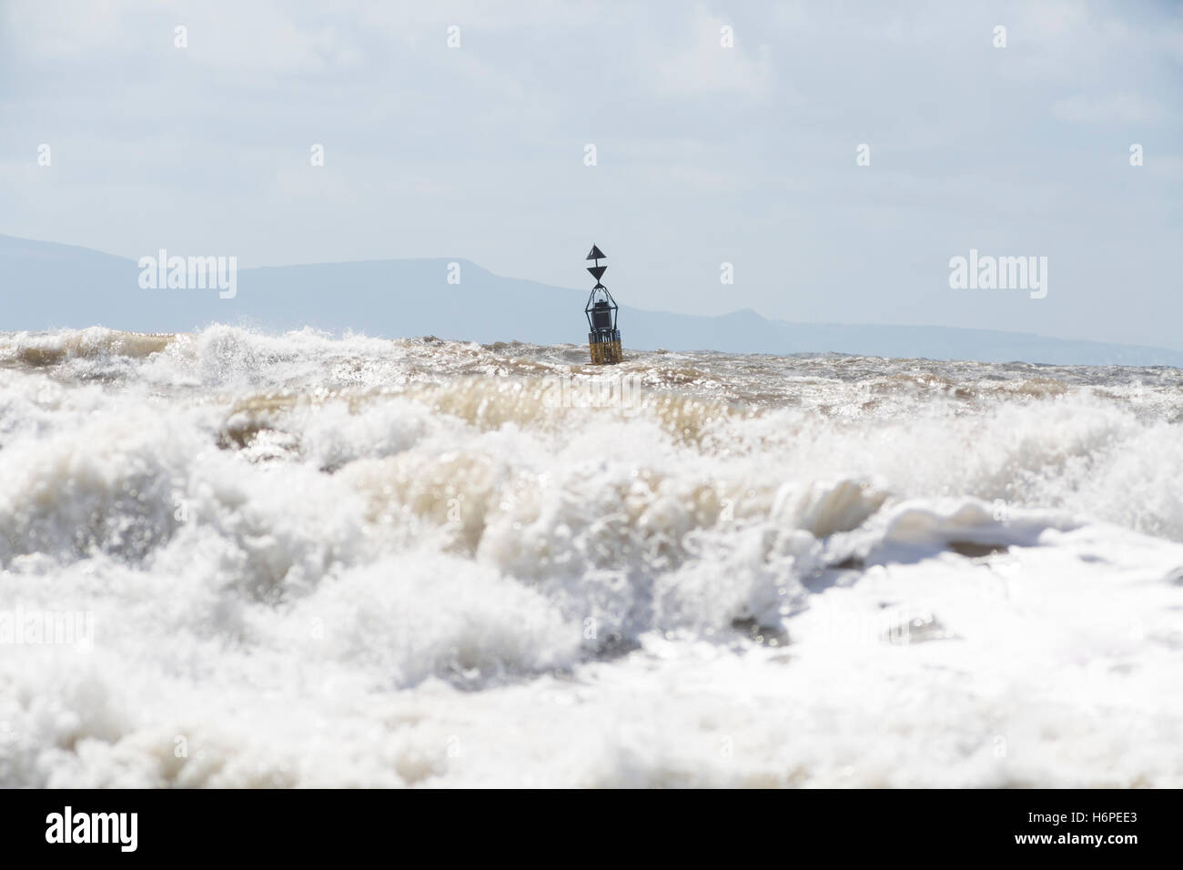 Il cardinale boa segnaletica nel mare in tempesta Foto Stock