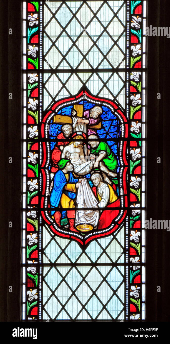 Discesa, distacco di Gesù dalla croce, vetrata, 1860, Fakenham, Norfolk Inghilterra vittoriana britannica del XIX secolo Foto Stock