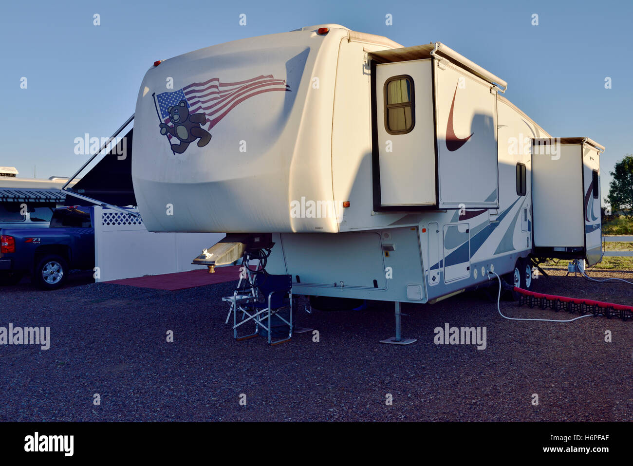 Touring estrarre camper parcheggiato e collegata ai servizi in Prescott Valley, Arizona, Stati Uniti d'America Foto Stock