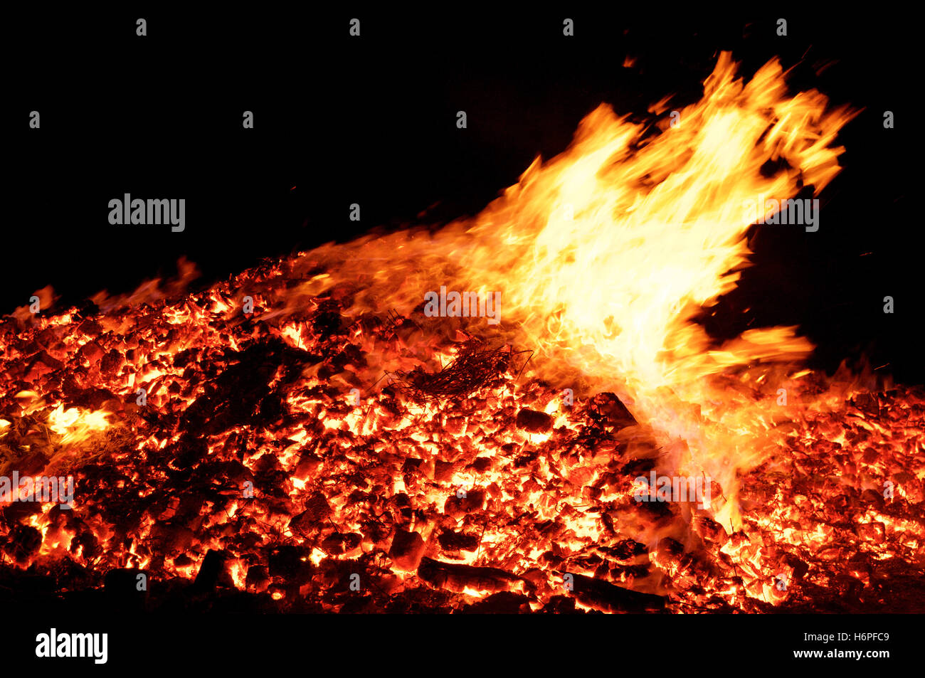 Vista del falò che brucia a fuochi d'Artificio © Ben rettore/Alamy Foto Stock