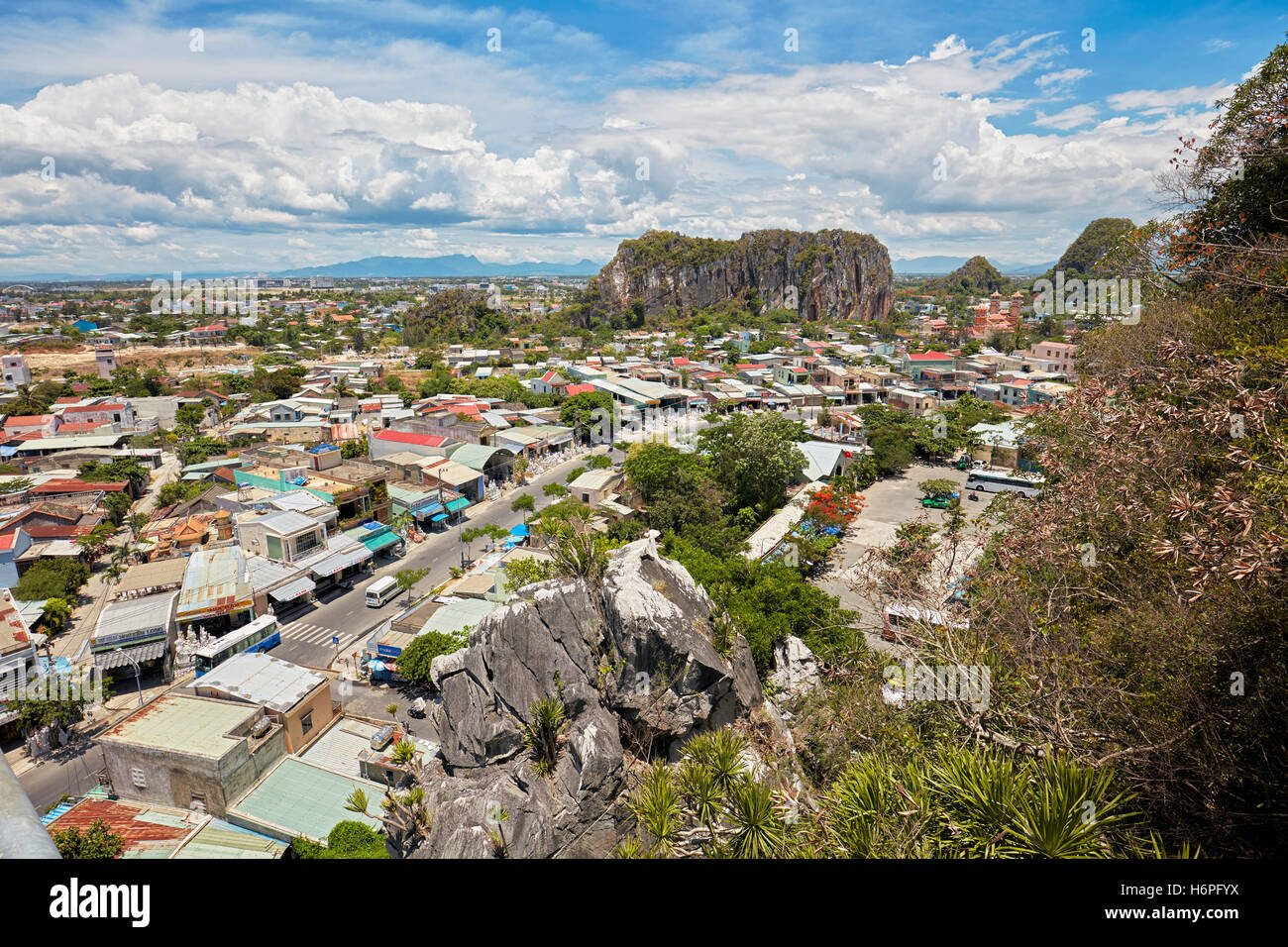 Vista in elevazione delle montagne di marmo. Da Nang, Vietnam. Foto Stock