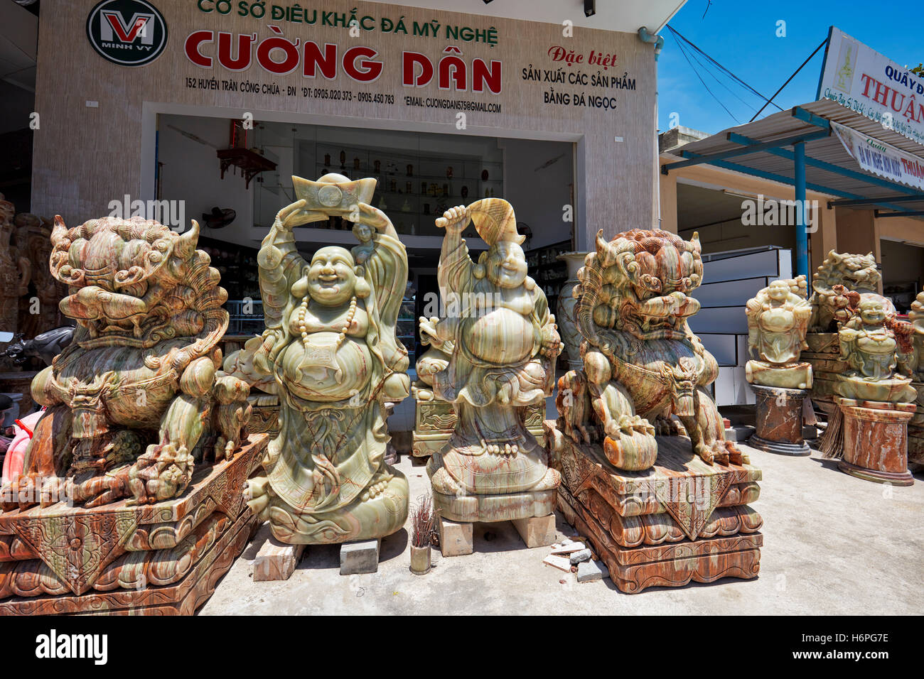 Statue in marmo visualizzato nella parte anteriore di un negozio. Le montagne di marmo, Da Nang, Vietnam. Foto Stock