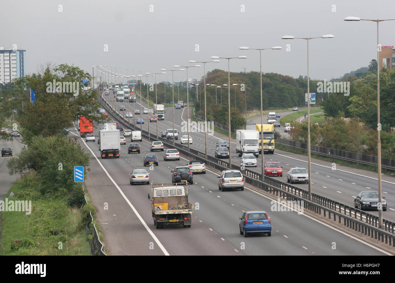La trafficata autostrada M4 a ovest di Londra fotografato guardando ad est da un overbridge mostra junction 5 strade di slittamento Foto Stock