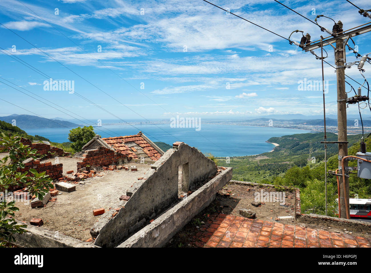 Vista dal vertice di Hai Van (Ocean Cloud) passare verso Da Nang Bay. Thua Thien Huê Provincia, Vietnam. Foto Stock