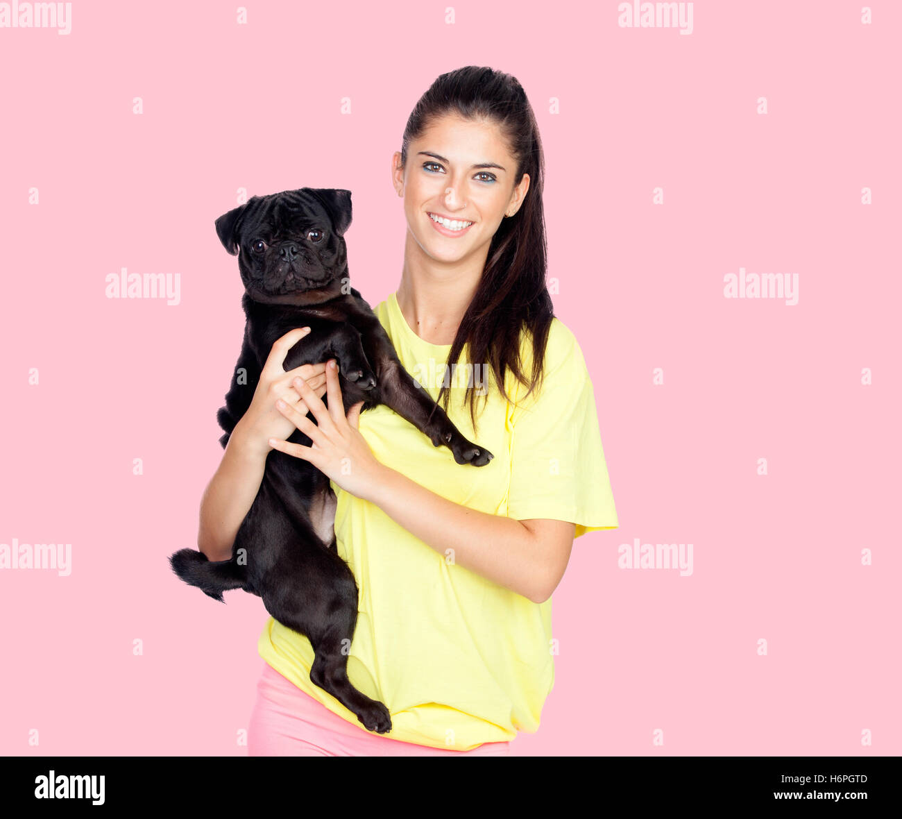 Bruna ragazza con il suo cane pug isolati su sfondo bianco Foto Stock