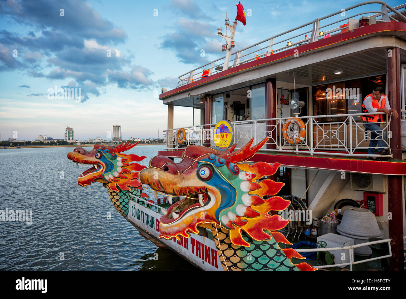 Dragon tour in barca sul fiume Han. Da Nang city, Vietnam. Foto Stock