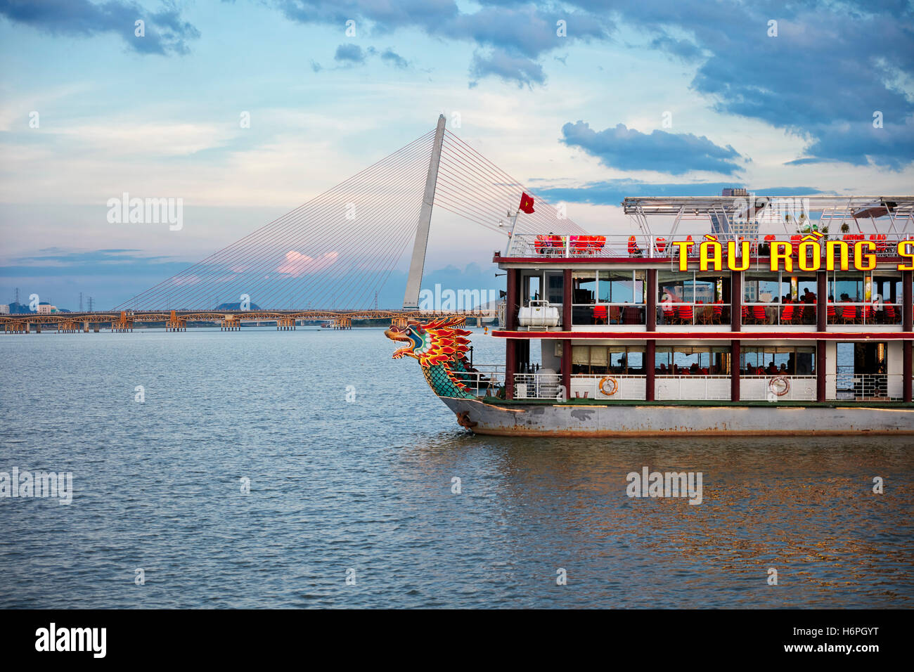 Dragon tour in barca sul fiume Han. Da Nang city, Vietnam. Foto Stock