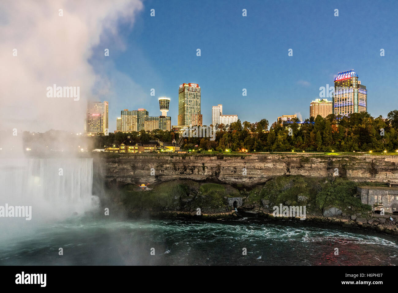 Cascate Horseshoe e dello skyline della città, Niagara Falls, Ontario, Canada. Foto Stock