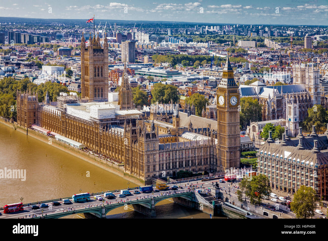 Inghilterra: panorama della City di Londra, tra cui il fiume Tamigi e il Westminster Bridge, Palazzo di Westminster, la casa del parlamento, il Big Ben, portcullis house Foto Stock