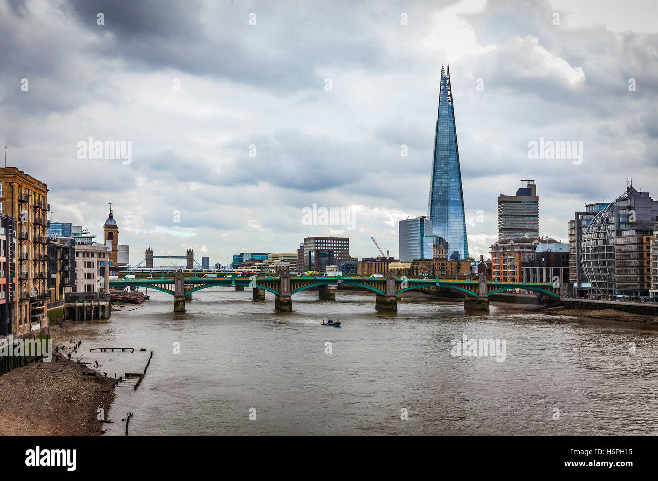 Una vista del fiume Tamigi a Londra, mostrando il Millenium Bridge, Shard, Tower Bridge e una parziale frontagee del Globe Theatre. Foto Stock Una vista del fiume Tamigi a Londra, mostrando il Millenium Bridge, Shard, Tower Bridge e una parziale frontagee del Globe Theatre. Foto Stock