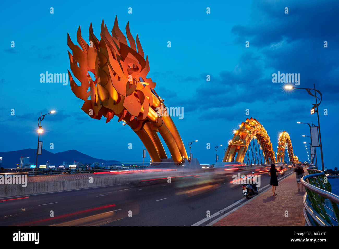Dragon Bridge (Cau Rong) oltre il Fiume Han accesa al crepuscolo. Da Nang city, Vietnam. Foto Stock