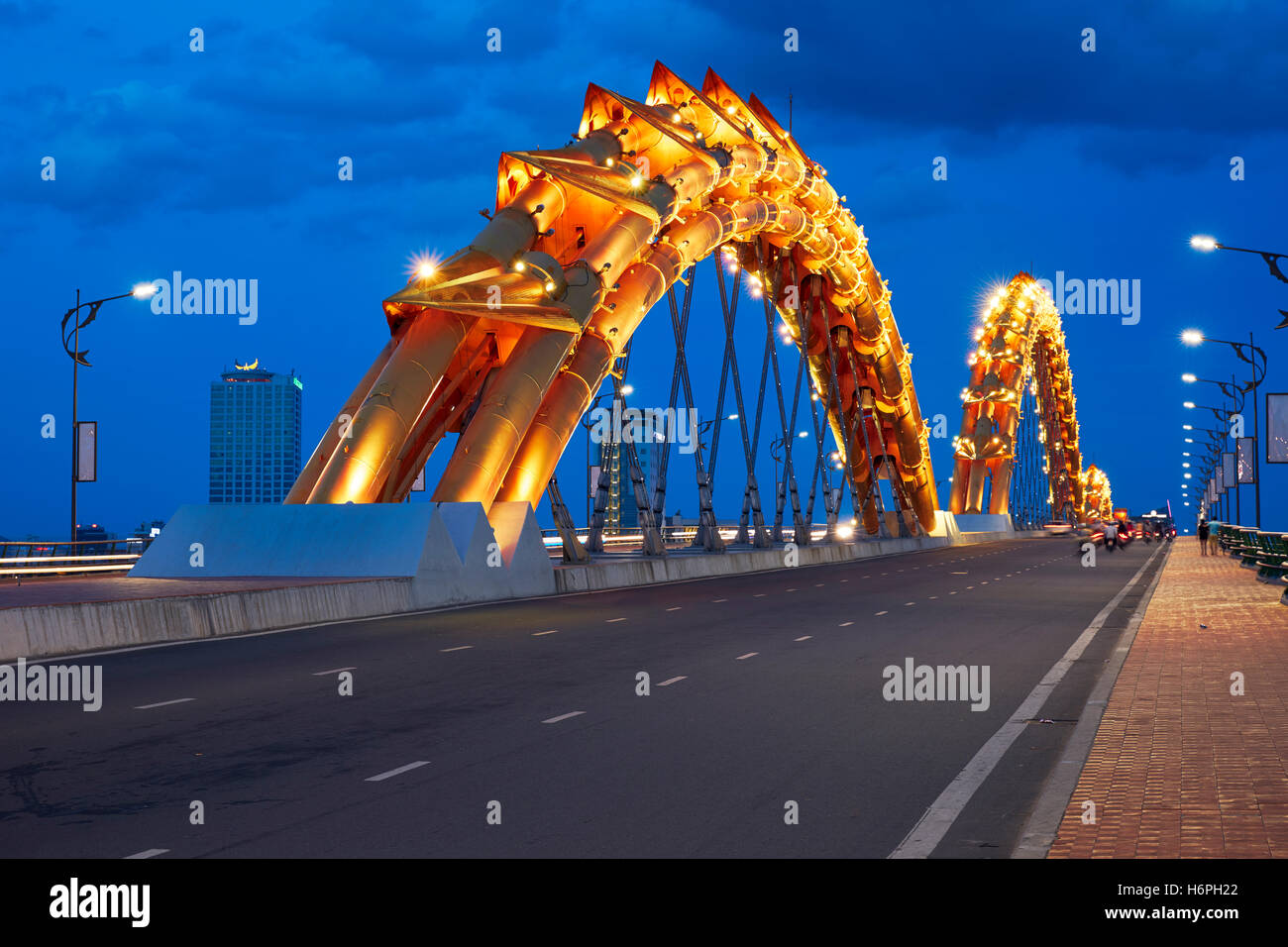Dragon Bridge (Cau Rong) oltre il Fiume Han accesa al crepuscolo. Da Nang city, Vietnam. Foto Stock