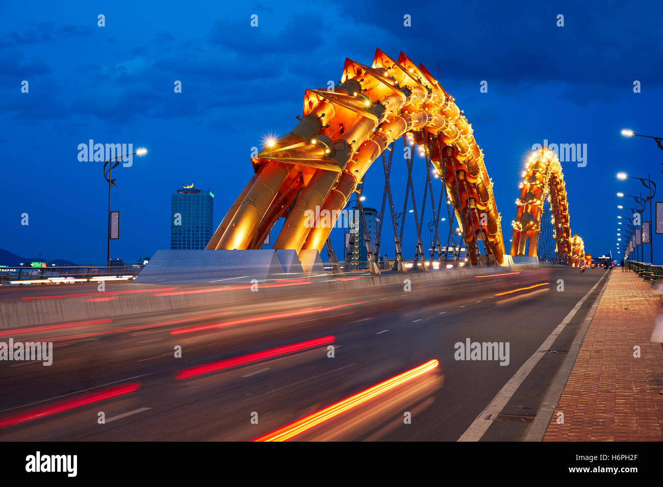 Dragon Bridge (Cau Rong) oltre il Fiume Han al crepuscolo. Da Nang city, Vietnam. Foto Stock