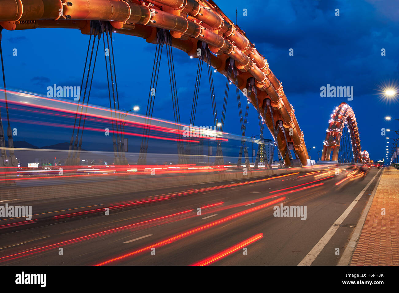Dragon Bridge (Cau Rong) oltre il Fiume Han al crepuscolo. Da Nang city, Vietnam. Foto Stock