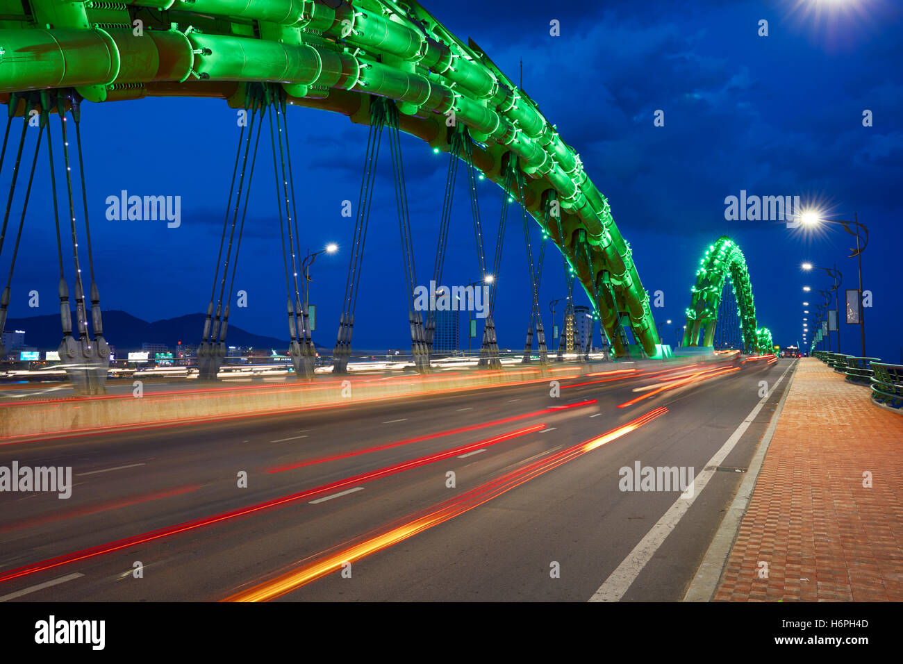 Dragon Bridge (Cau Rong) oltre il Fiume Han al crepuscolo. Da Nang city, Vietnam. Foto Stock